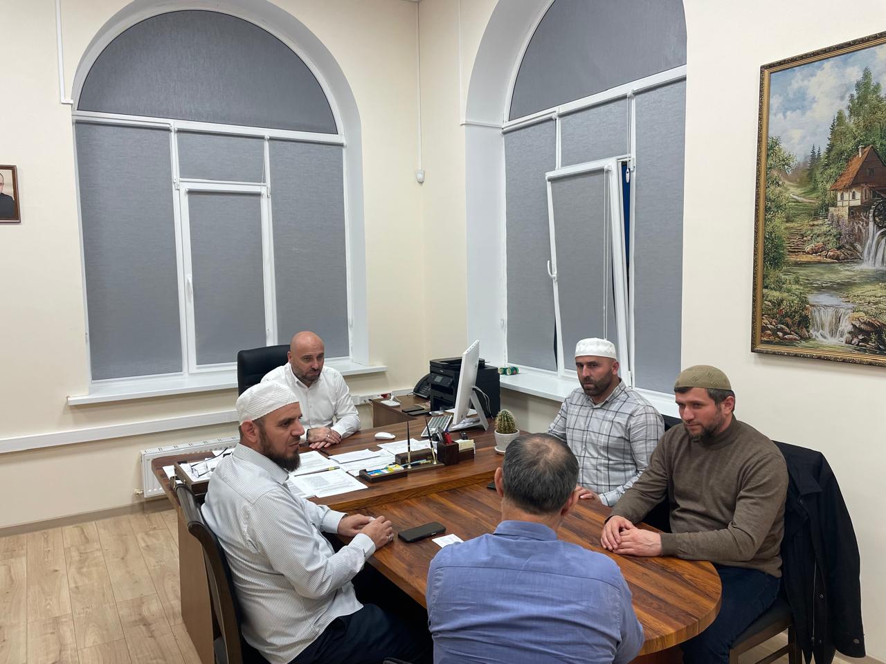 В администрации Дербента прошла рабочая встреча заместителя главы администрации по вопросам общественной безопасности Агамирзы Агамирзоева с председателем совета имамов города Ахмадом Бабаевым